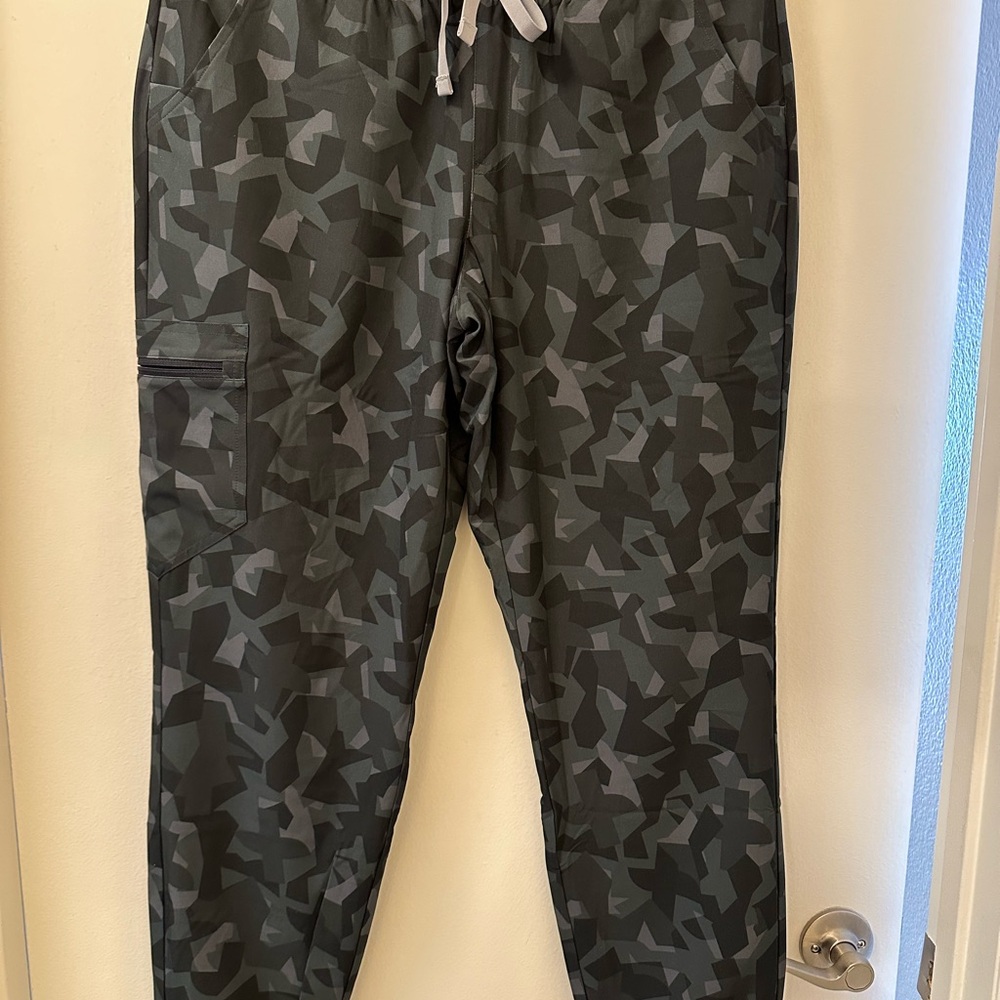 Figs women’s stretchy scrub joggers.